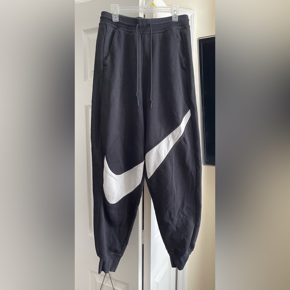 Nike sweatpants size small in men’s
